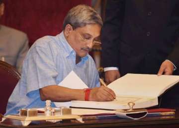parrikar clears proposal to acquire 814 artillery guns for rs 15 750 crore