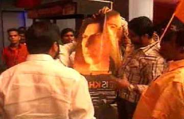 sena activists tear srk s posters over remark on pak players