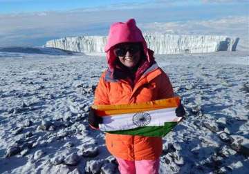 up s woman ips officer scales europe s highest mountain peak