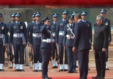 woman officer leads guard of honour for obama