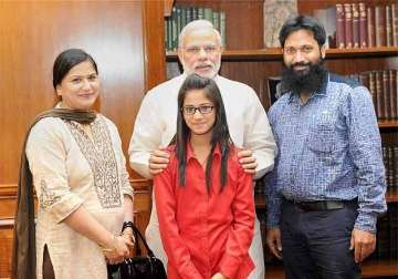 pm modi meets mumbai girl who won gita contest