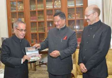 election commission presents india votes book to president