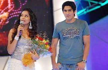 boxer vijender to make acting debut with bipasha