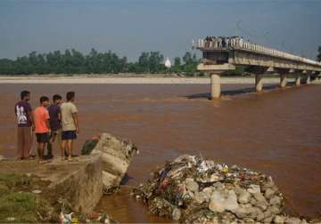 kashmir floods death toll climbs to 280