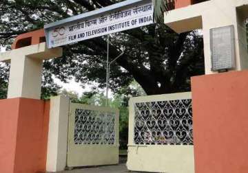 police enter ftii after students gherao director