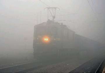 fog delays 32 trains in delhi