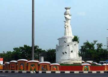 kolkata s 30 feet paroma statue disappears overnight