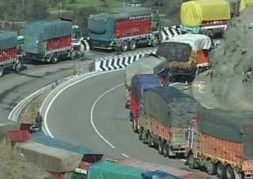 jammu srinagar highway opens one way for darbar move