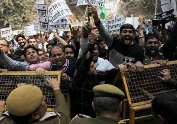 police hunt for jnu students on campus in sedition case