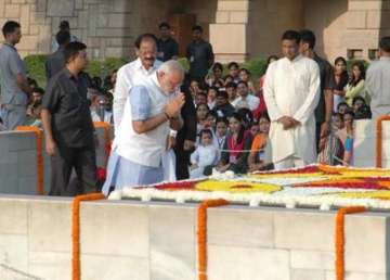 pm narendra modi pays tribute to mahatma gandhi at rajghat