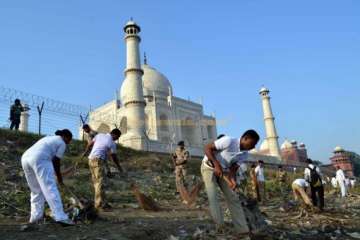 agra to take actions against garbage dumpers encroachers