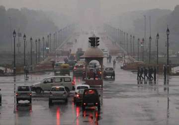 rains bring temperature down in delhi