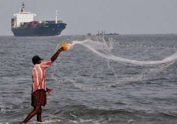 sri lanka navy arrests 19 tn fishermen