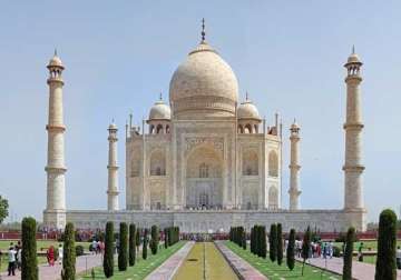 shia clerics oppose demand to declare taj a waqf property