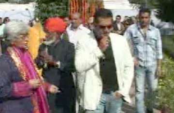 salman katrina give each other the miss at jaipur wedding