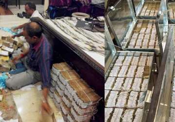 rs 4 lakh fake currency found in cash seized in rail neer scam