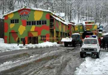 jammu srinagar highway closed for vehicular traffic