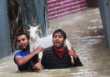 indian teenager collects 2 lakhs for kashmir flood victims in kuwait