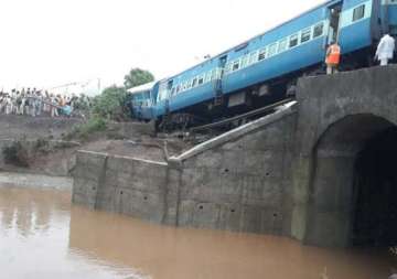 29 killed 25 hurt in mp twin train derailments probe ordered