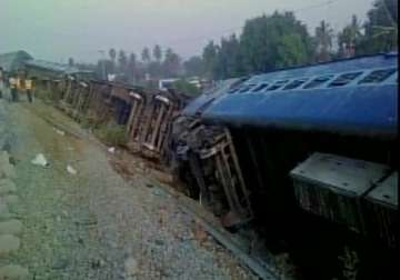 kanyakumari bangalore express derails in tn 10 injured
