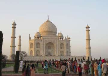 taj mahal gets record holiday crowd