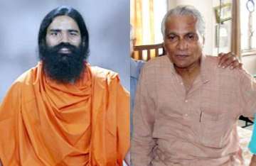 swami ramdev treating fernandes afflicted by alzheimer s