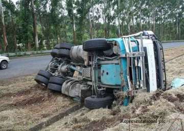 seven dead in van truck collision in up