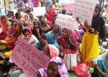 bhopal gas tragedy survivors begin indefinite fast at jantar mantar