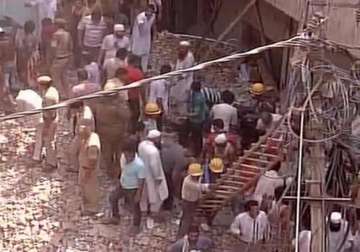 3 storey building collapses kills 1 in delhi