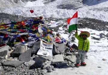 five year old indian treks up to everest base camp