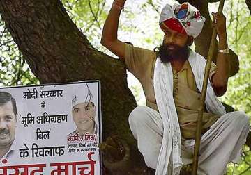 delhi police blames aap for farmer gajendra singh s suicide