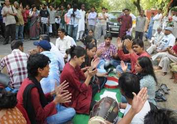 delhi university students resort to civil disobedience over high rent