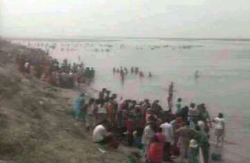 35 feared drowned as boat capsizes in ganga