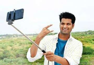 selfie crazy hyderabad lad eyes guinness record by clicking 1800 pictures in one hour