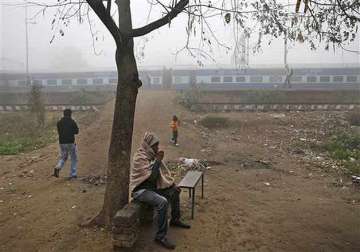 cloudy morning in delhi 41 trains running late