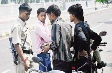 commandos extort bribes from traffic offenders in vashi
