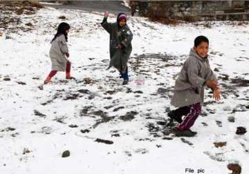 snowfall continues in kashmir valley