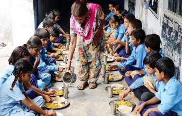 mid day meal havoc affects 400 in maharashtra school