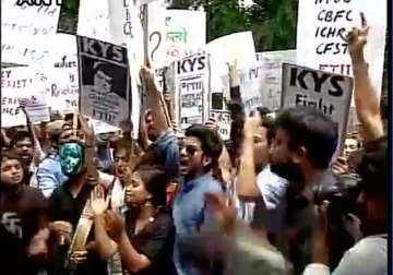 ftii students protest at jantar mantar against chauhan s apppointment
