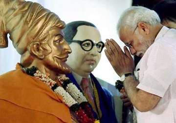 pm modi pays tribute to chhatrapati shivaji