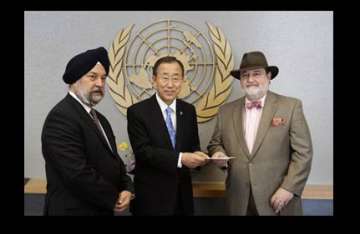 india gives flood relief cheque to un after pak refuses to take directly