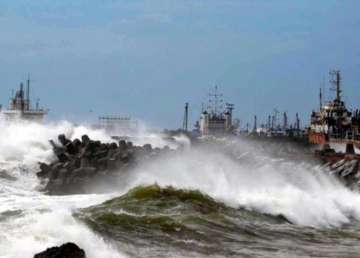 strong winds heavy rains in coastal ap ahead of hudhud strike
