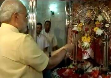 modi performs aarti at dakshineswar temple