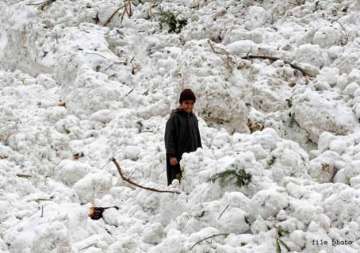 avalanche warning 27 families evacuated from kulgam