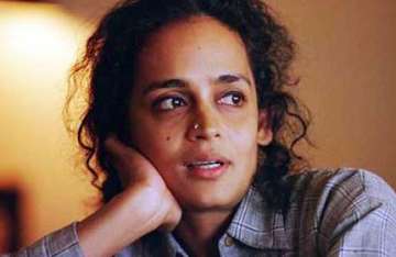 cong asks arundhati roy to withdraw kashmir statement