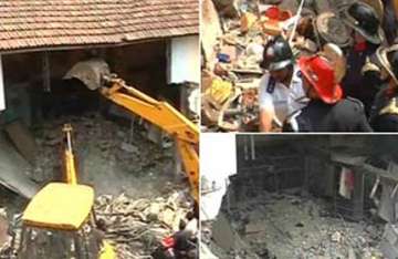 6 injured in building collapse in mumbai more feared trapped