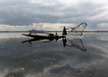 sri lanka navy arrests 4 tamil fishermen