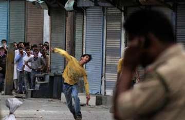 eight cops among 20 injured in fresh clashes in valley