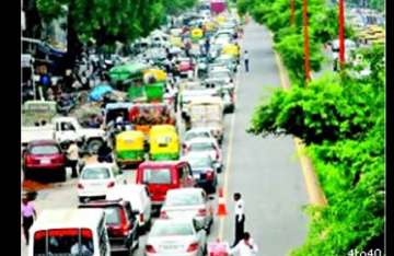 delhi traffic police collects rs 20 lakhs fine from cwg blue lane violators