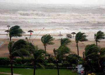 three killed as cyclone hudhud crosses visakhapatnam coast